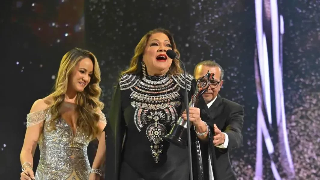 Angela-Carrasco-recibe-el-Gran-Soberano