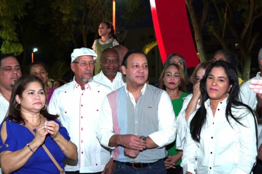 El-alcalde-Abel-Martinez-en-parque-Reparto-Oquet-768x512