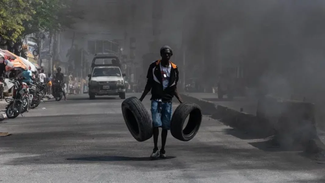 Haitianos-incendian-neumaticos