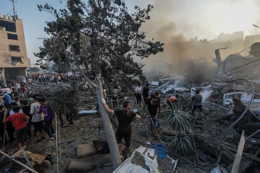 Gaza (---), 25/10/2023.- Palestinians inspect the rubble as smoke rises at a destroyed area following Israeli air strikes in Gaza City, 25 October 2023 (issued 26 october 2023). More than 6,500 Palestinians and over 1,300 Israelis have been killed, according to the Israel Defense Forces (IDF) and the Palestinian health authority, since Hamas militants launched an attack against Israel from the Gaza Strip on 07 October, and the Israeli operations in Gaza and the West Bank that followed it. EFE/EPA/MOHAMMED SABER