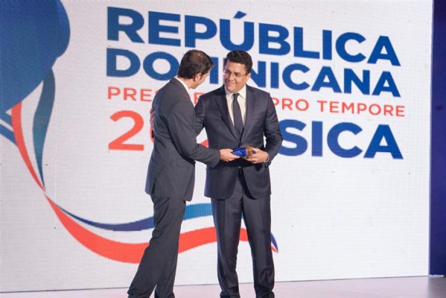 Collado recibió el mandato de manos de su homólogo de Panamá, Iván Eskildsen. Foto: PL