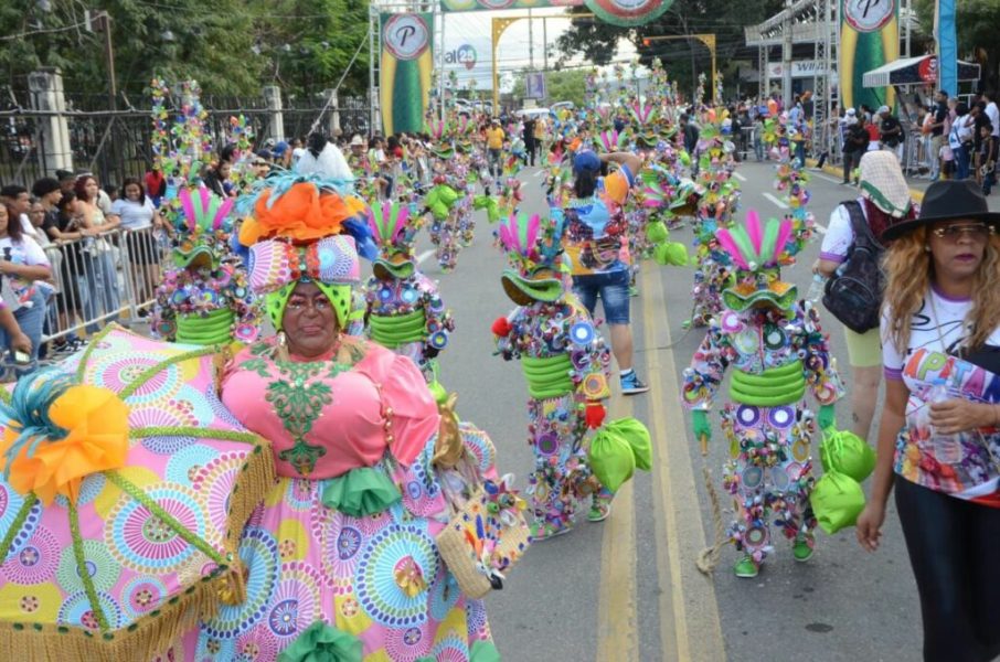vista-del-desfile-de-disfraces-en-cranaval-de-santiago2788494383772781231-1024x678